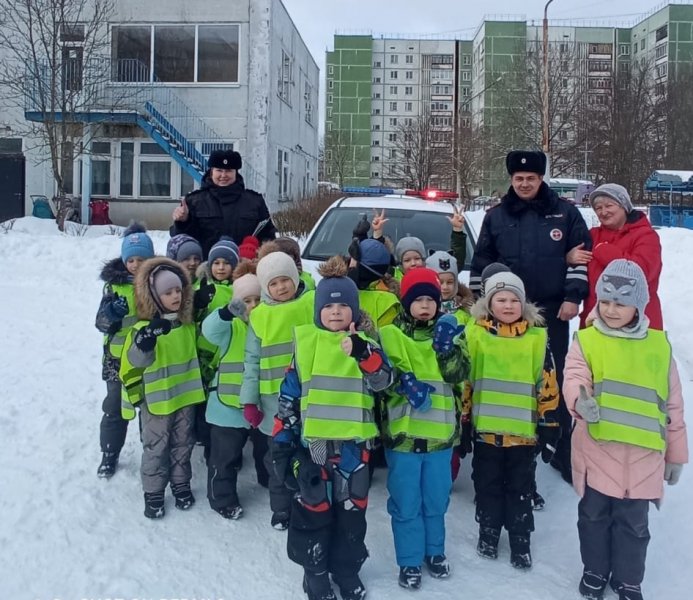 В Удомле воспитанники детского сада «Кораблик» познакомились с профессией инспектора ДПС