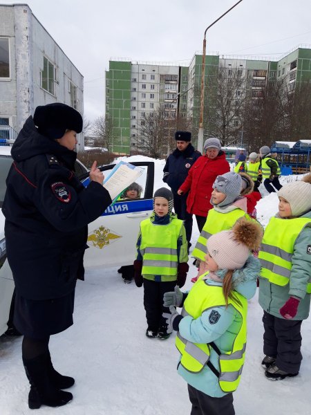 В Удомле воспитанники детского сада «Кораблик» познакомились с профессией инспектора ДПС