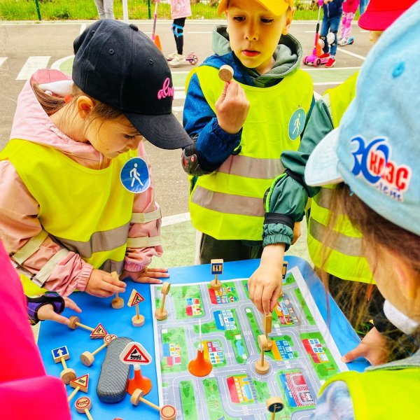В Удомле малыши приняли участие в квест-игре «Безопасная дорога»