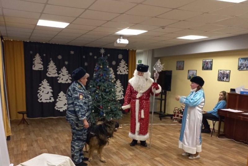 Сотрудники тверской полиции подарили детям новогоднюю сказку